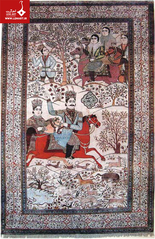 نقش زن بر روی قالی عشایری