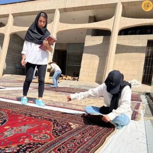 8 | هوادهی فرش های موزه فرش تهران زیر آفتاب داغ فرش های موزه تهران 7 | هوادهی فرش های موزه فرش تهران زیر آفتاب داغ